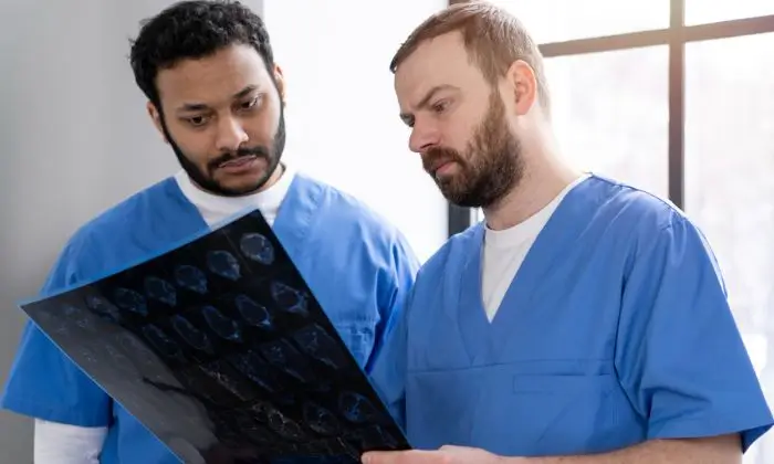 Neurologist vs. Neurosurgeon